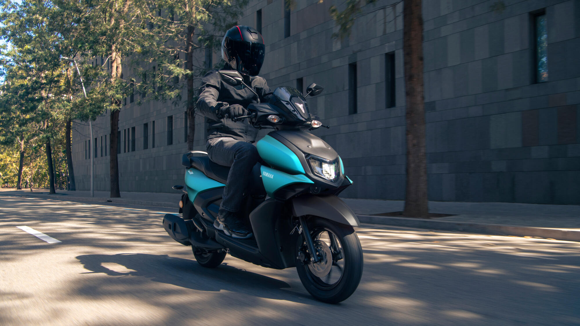 2025 yamaha lcg125 eu matt cyan action 001 03 RayZR aan 0% financiering!