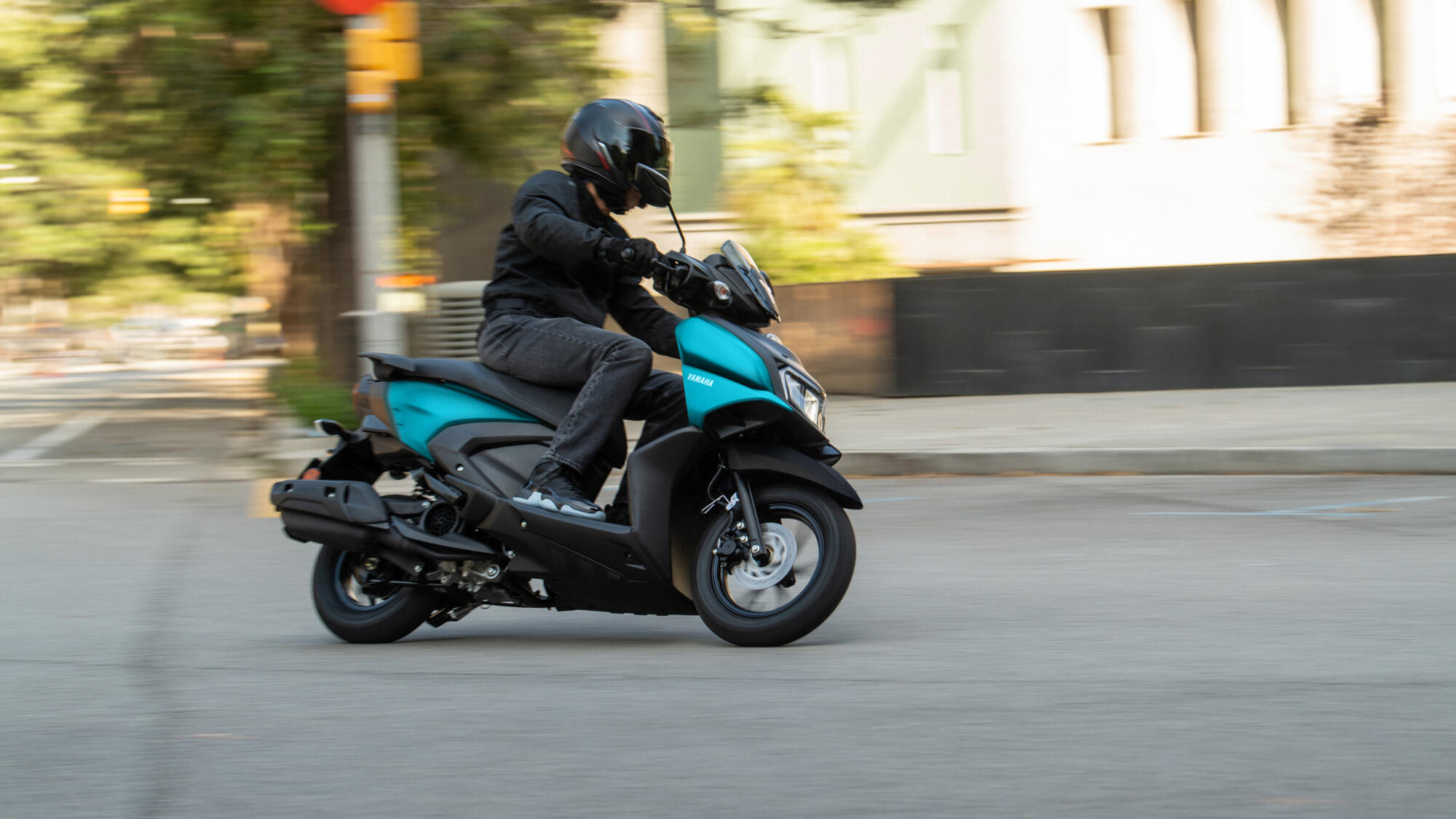 2025 yamaha lcg125 eu matt cyan action 003 03 RayZR aan 0% financiering!